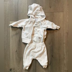 EUC Carter’s white farm 3 piece outfit 3m